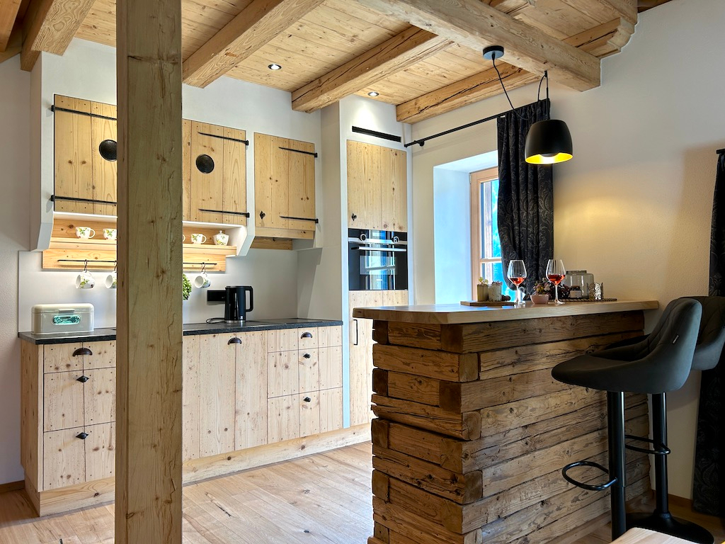 AlpenFewo Gipfelbar im Thierseetal ... hinein in die offene K�che